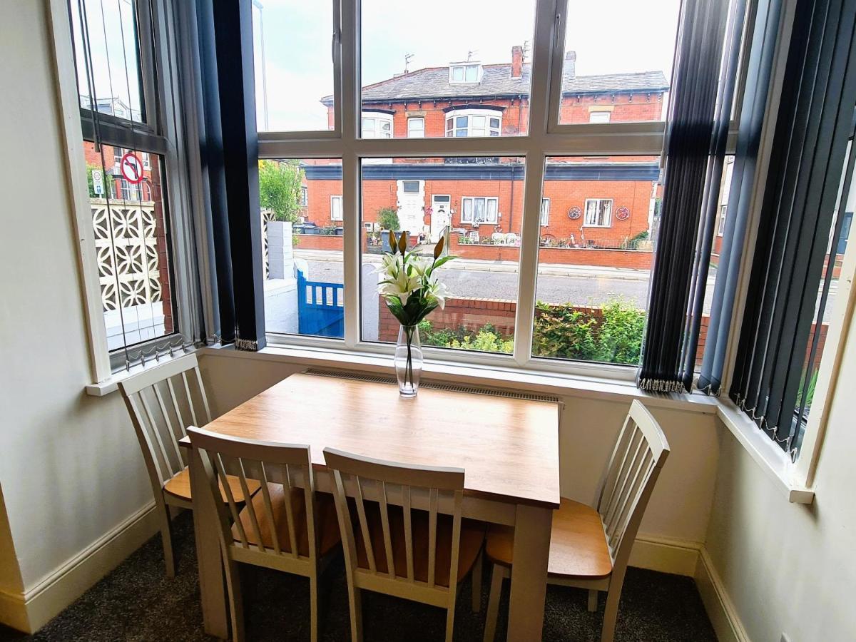 Tower Views 2 Bedroom House With Private Parking แบล็คพูล ภายนอก รูปภาพ